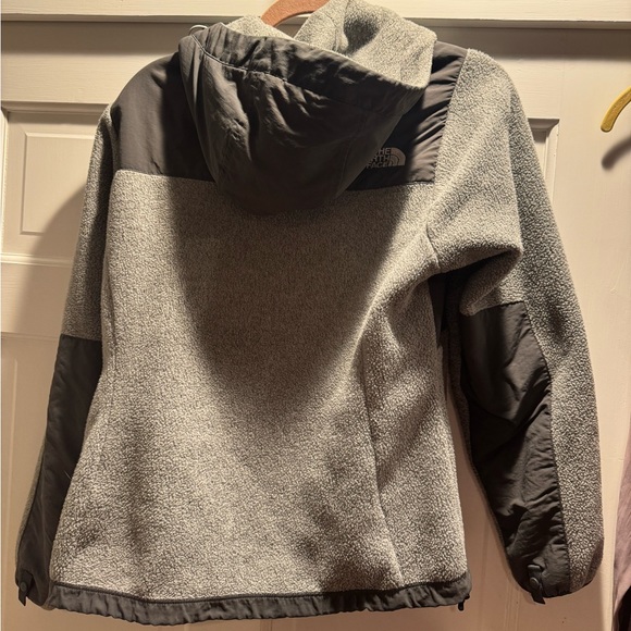 Gray fleece North Face jacket with hood - Picture 2 of 4